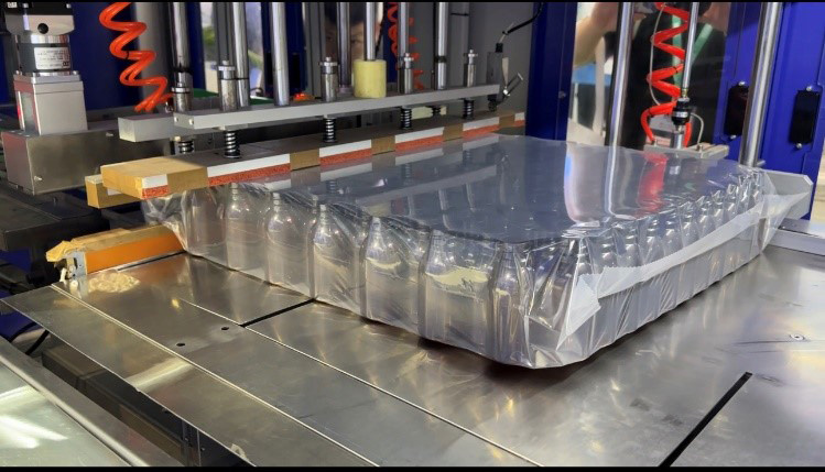 自动套袋食品级卷膜由万冠塑胶（苏州工业园区）有限公司提供